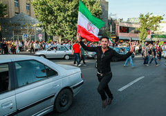 شادی مردم پس از راهیابی تیم ملی کشورمان به جام جهانی- میدان ونک